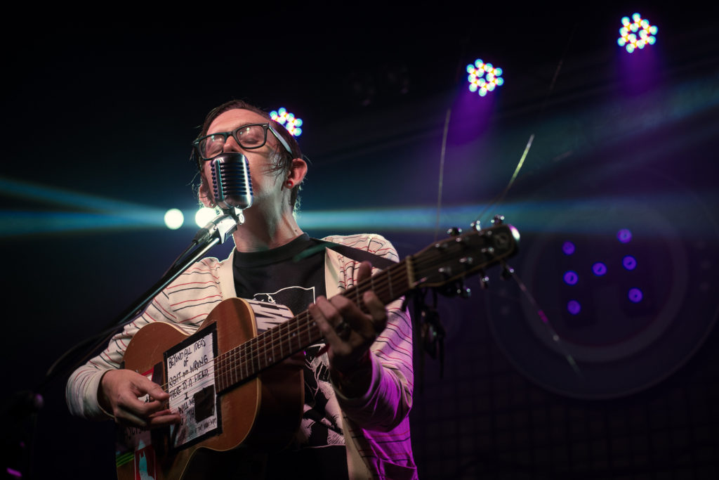 Micah P. Hinson en sala Hangar