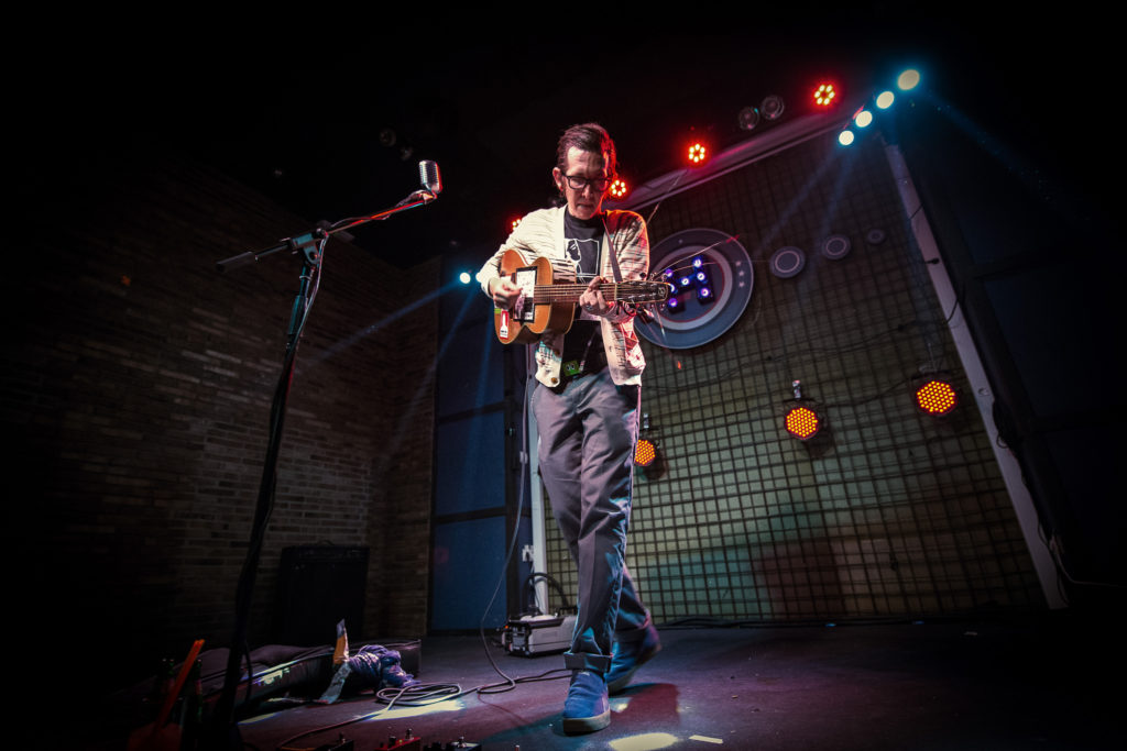 Micah P. Hinson en sala Hangar